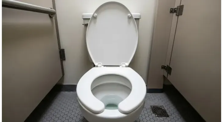 Asientos en forma de U: una medida de higiene en baños públicos