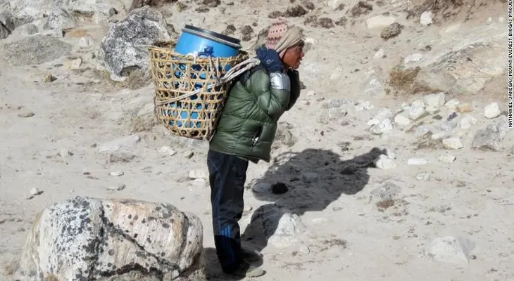 El Everest tiene un problema con los excrementos humanos: así intentan resolverlo