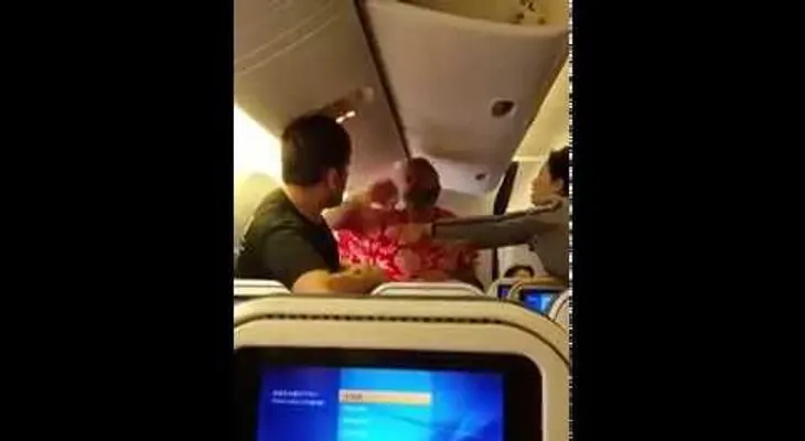 Dos pasajeros se enfrentan a puñetazos limpios en un avión