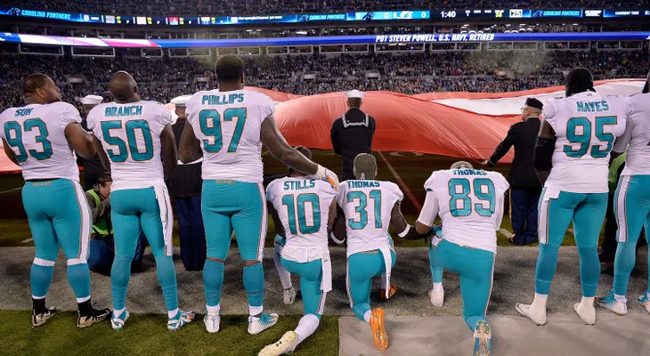 ¿Podrían los Dolphins sancionar a jugadores que protesten durante el himno de Estados Unidos?