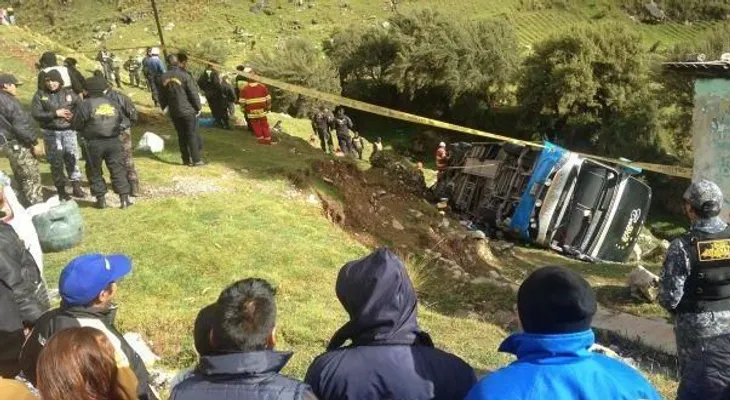 Al menos 24 muertos y 29 heridos al caer un autobús a un precipicio en Perú