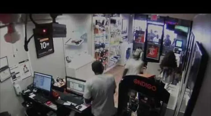 Entraron a robar... y se ríen de ellos por estúpidos (VIDEO)