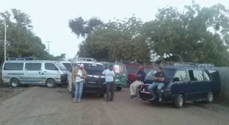 Transportistas de pajeros protestan en demanda de carretera en Montecristi