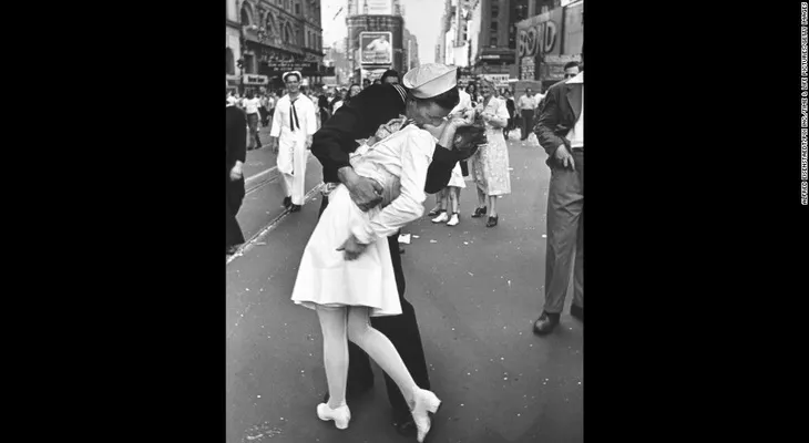 Murió la enfermera que protagonizó este famoso beso
