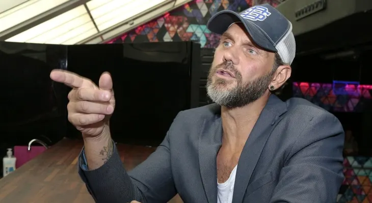 "¡Bájese los pantalones!": obligaron al actor porno español Nacho Vidal en una clínica de Colombia