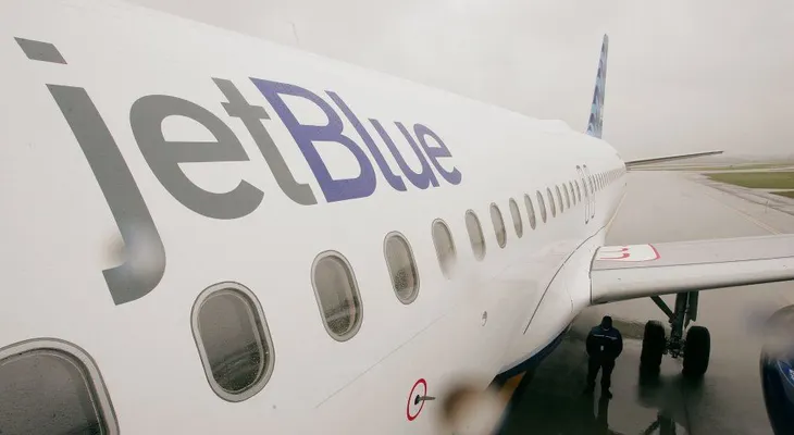 Desagradable incidente en el aire: pasajero orina sobre viajeros y equipaje en un vuelo de jetBlue