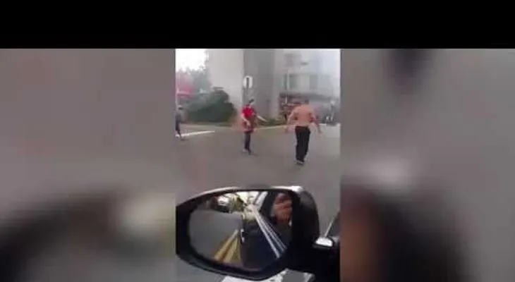 La '"esposa kung-fu" evita que su marido sea acuchillado (VIDEO)