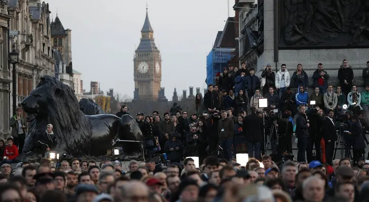 Una multitud participa en París en apoteosica vigilia por víctimas atentado ante el Parlamento