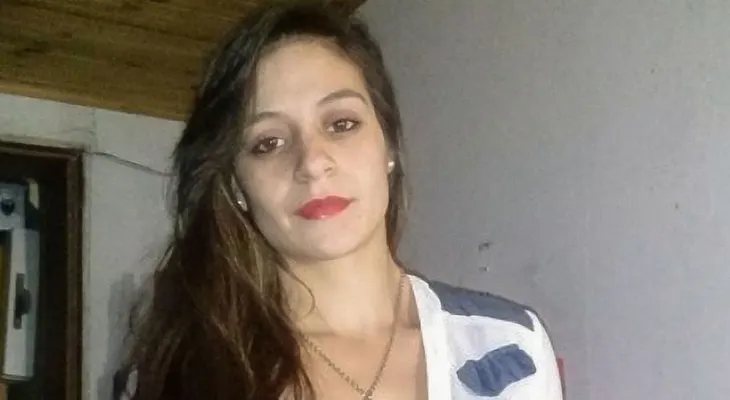Derribó el portón de la casa de su ex pareja con el auto, la asesinó e hirió a su hijo de cuatro años