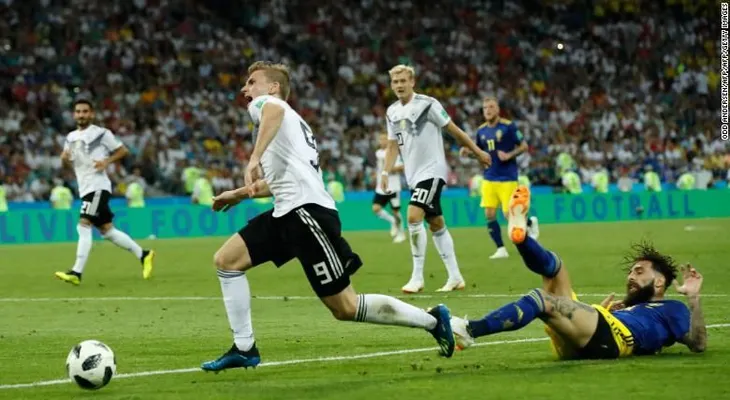 Jugador de Suecia recibe insultos racistas tras derrota con Alemania