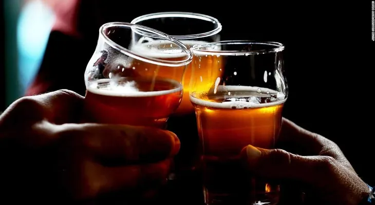 Hasta una vez al día, tomar alcohol tendría consecuencias en tu esperanza de vida