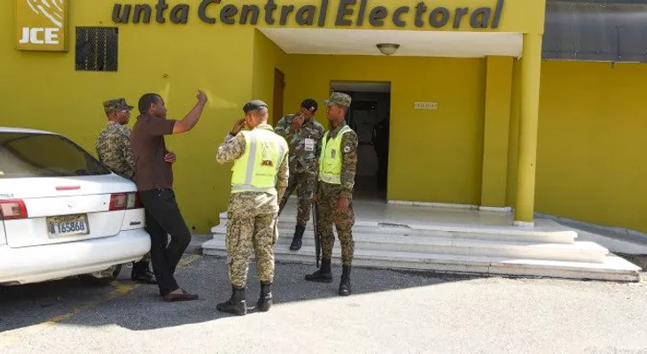 Presidente de JCE inspecciona impresión de las boletas que usarán en las elecciones