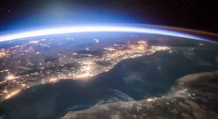 Un impresionante VIDEO muestra desde la EEI como el Sol ilumina la Tierra