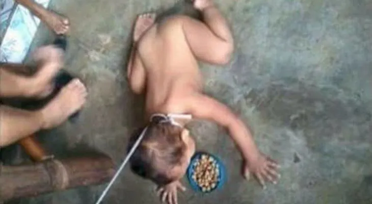 Indignante: Madre trata a su bebé como a un perro