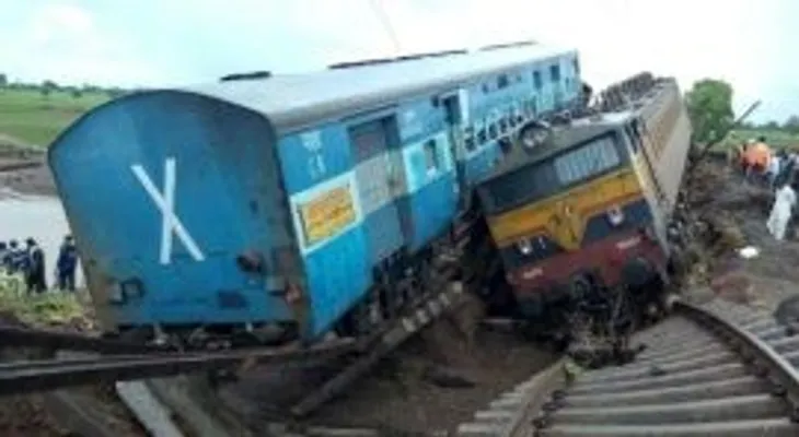 27 personas murieron tras descarrilamiento de dos trenes en India