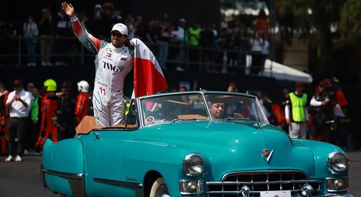 Checo Pérez regresa a Reforma con showrun de F1 cinco años después
