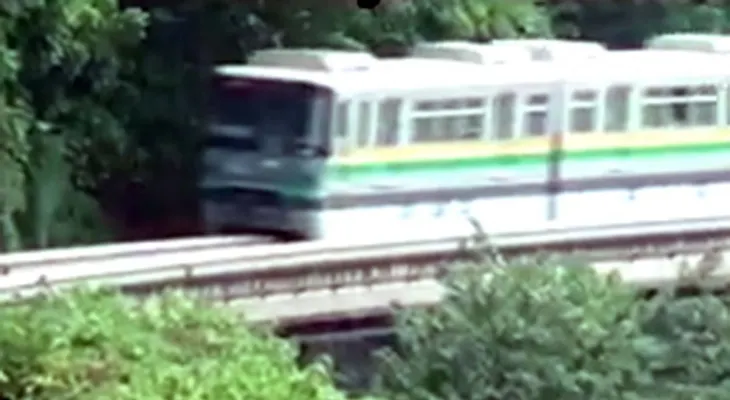 Una ciudad chica busca una increíble solución para que un tren atraviese zona llena de edificios