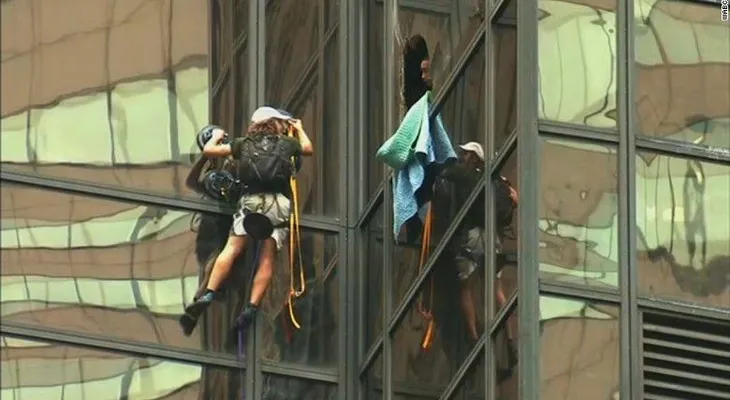 Un hombre escala la Torre Trump usando ventosas