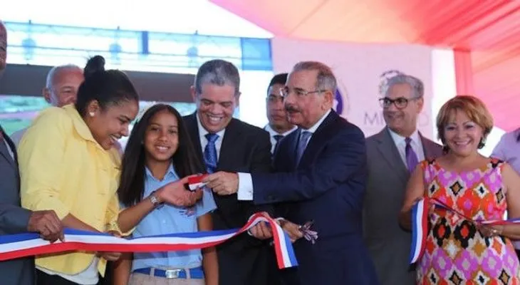 Presidente Medina inaugura escuela en San Juan de la Maguana