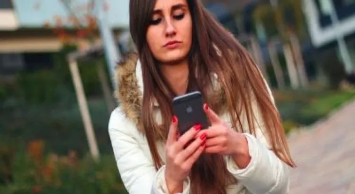 Dos de cada tres personas espían el móvil de su pareja