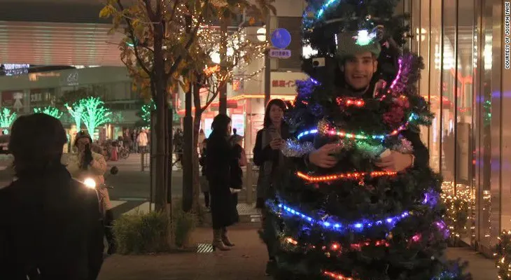 Un hombre disfrazado de árbol difunde el espíritu navideño por las calles de Tokio