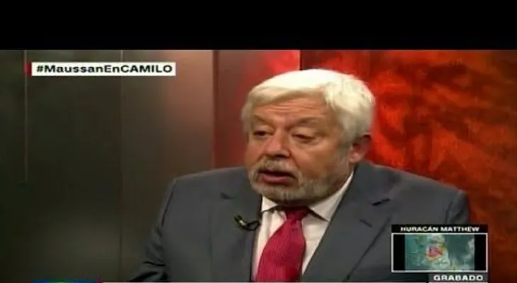 Un ufólogo muestra el cadáver de un "extraterrestre" en un programa de la CNN
