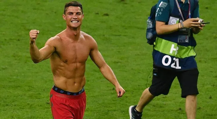 Televisión catalana usa photoshop para hacer ver menos marcadas las abdominales de Cristiano