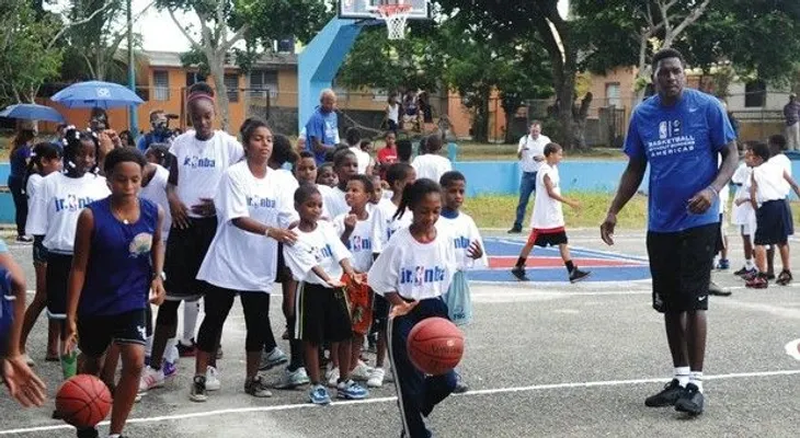 La NBA llevó alegría a El Almirante