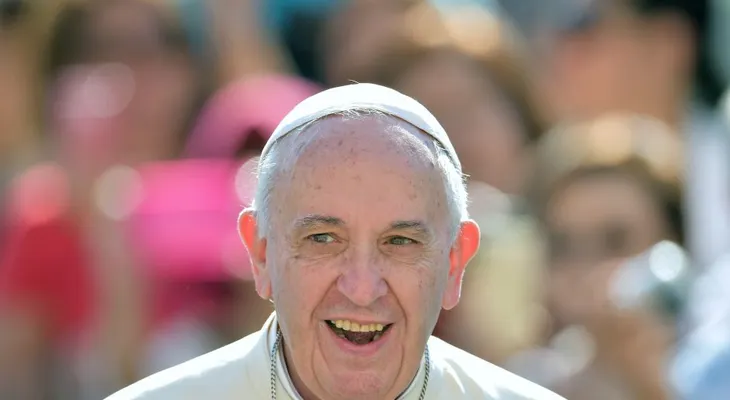 El papa Francisco permite a sacerdotes absolver a mujeres que tuvieron un aborto