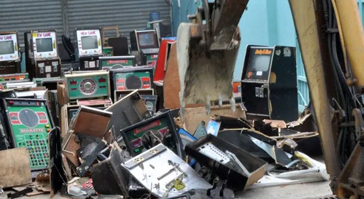 El Ministerio de Hacienda destruye 295 tragamonedas que operaban en la ilegalidad