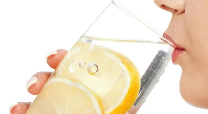 Nadie se imaginaba los beneficios de beber agua tibia con limón en la mañana