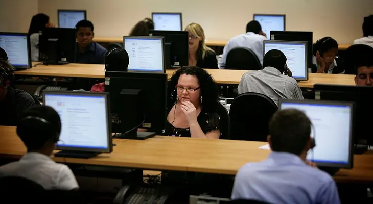 Presentan proyecto para que call centers tercerizados en otros países vuelvan a EE.UU.