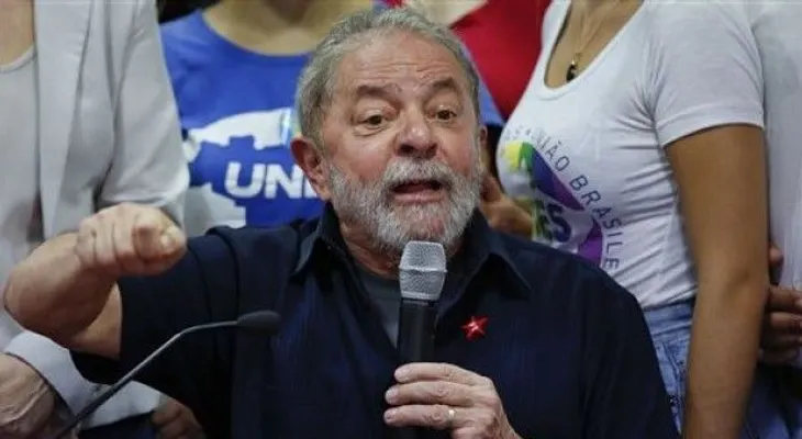 Tras interrogatorio de casi 4 horas, Lula sale de comisaria