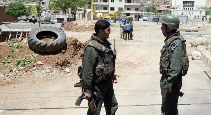 Rebeldes sirios se alistan para salir de ciudad sitiada cerca de Damasco