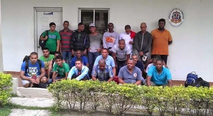 Detienen en costas Puerto Plata velero ilegal con 18 dominicanos y 8 indios