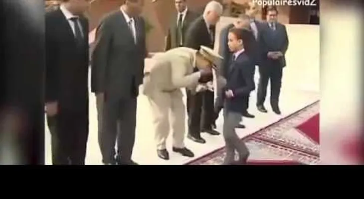 '¡Que no me beses!': Príncipe marroquí de 12 años muestra su carácter y rompe con el protocolo (VIDEO)