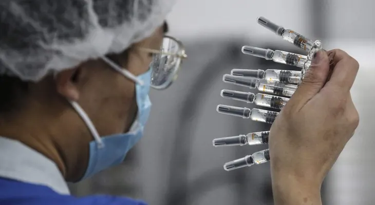 China prueba vacuna en 60,000 personas sin efectos adversos, dice funcionario