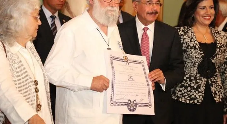 Gobierno condecora a Leonardo Boff