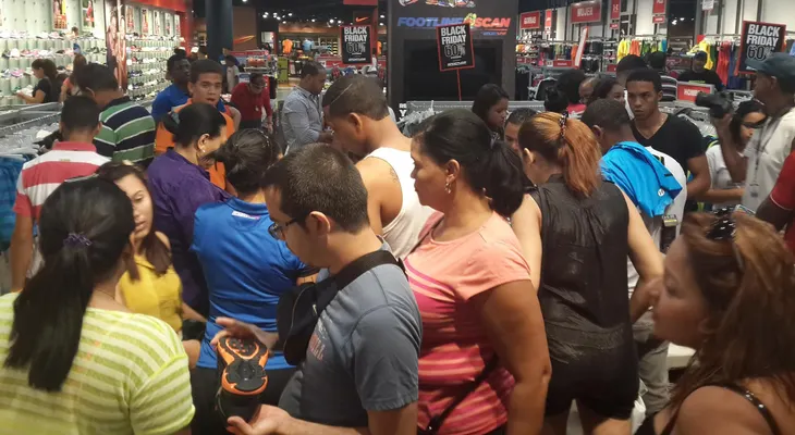 Dominicanos buscan aprovechar ofertas "Viernes Negro", en el país y los Estados Unidos