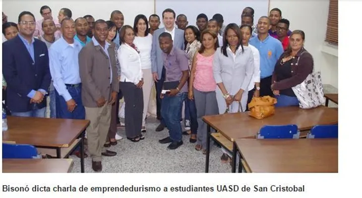 Bisonó dicta charla de emprendedurismo a estudiantes UASD de San Cristobal