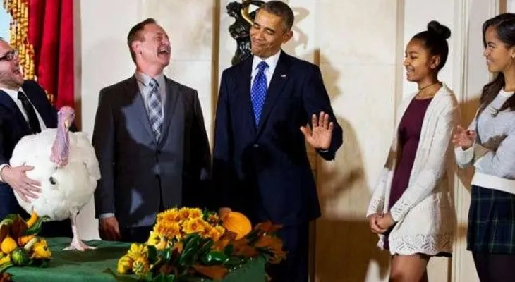 Obama le salva la vida a dos pavos, tradición en feriado