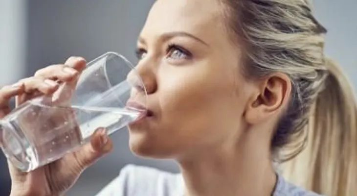 Beber medio litro de agua antes de las comidas ayuda a perder peso