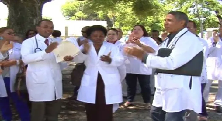 Médicos de San Juan mantienen trabajos paralizados
