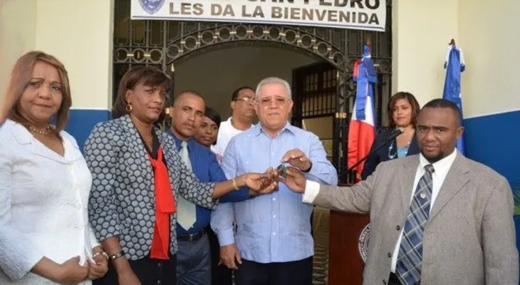 CEA dona minibús a extensión UASD San Pedro de Macorís
