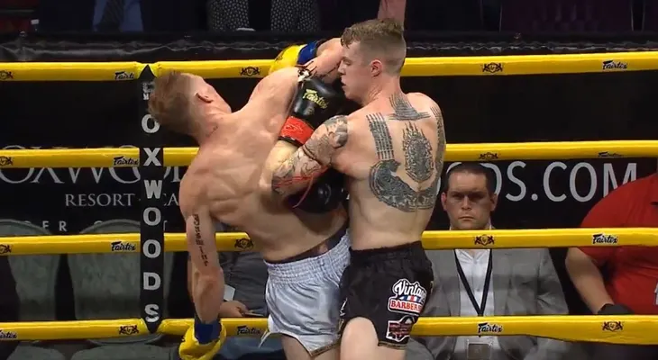 Muay Thai: el impresionante efecto de un brutal nocaut con un codazo en la sien