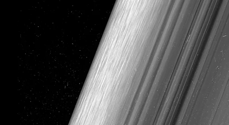 La NASA revela asombrosas imágenes de los anillos de Saturno