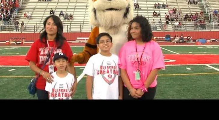 Un militar sorprende a su familia escondido debajo de un disfraz en un juego de fútbol en Texas