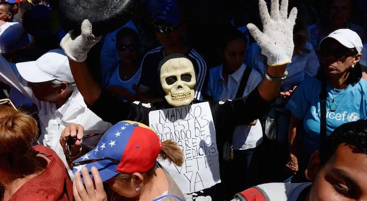 Oficialismo y oposición se manifiestan en Caracas