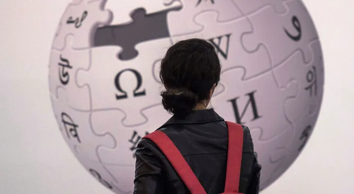 Wikipedia oscurece sus páginas en protesta contra ley de derechos de autor de la Unión Europea