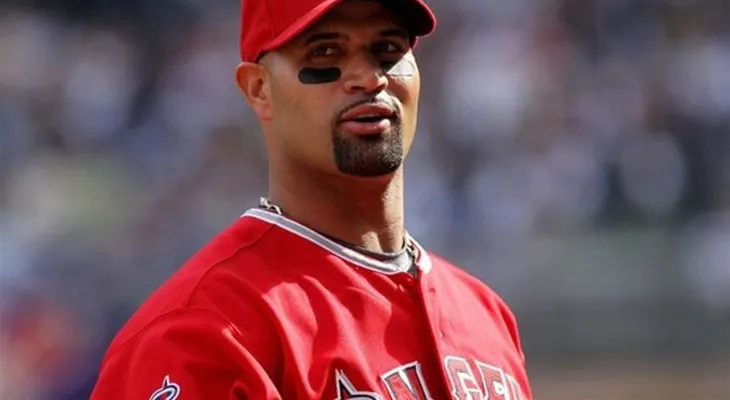 La esposa de Albert Pujols no vio el jonrón 500 porque estaba en el salón